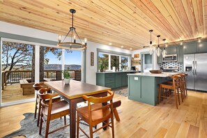 Fridge, microwave, oven, stovetop - Eagles View - Panoramic Views of Beaver Lake (Springdale)