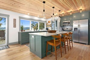 Fridge, microwave, oven, stovetop - Eagles View - Panoramic Views of Beaver Lake (Springdale)