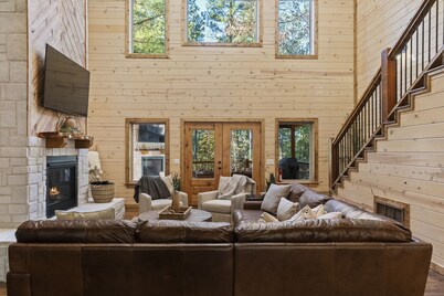 Hidden Haven Lodge - Huge outdoor area, Hot tub, FREE firewood, Games!