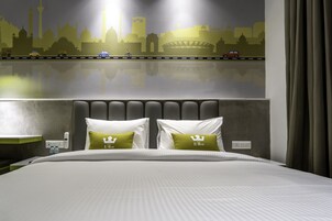 Escritorio, cortinas opacas, tabla de planchar con plancha y wifi gratis