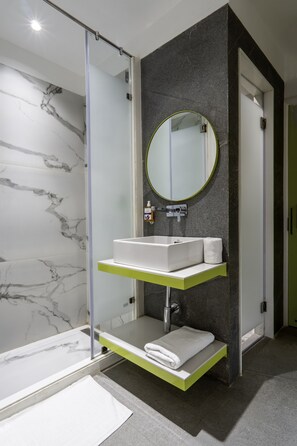 シャワー、水圧マッサージシャワー、デザイナーバスアメニティ、ヘアドライヤー