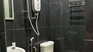 Uma casa de banho moderna com sanita, bidé e lavatório.