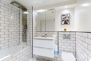 Duschwanne, Haartrockner, Handtücher, Toilettenpapier