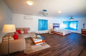 11 bedrooms, WiFi, bed sheets, wheelchair access