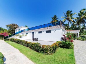 Terrace/patio - Luxury guest-friendly villa in Cabarete, perfect for bachelor parties! 10-12 BD (Cabarete)