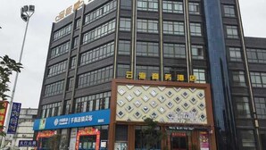Un hotel de varios pisos con un letrero llamativo en la parte superior.