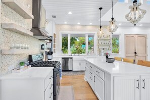 Frigorífic, microones, forn i placa de cuina 