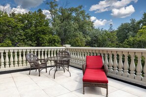 Signature-Studiosuite, 1 King-Bett, Whirlpool | Terrasse/Patio