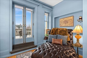 Signature-Studiosuite, 1 King-Bett, Whirlpool | Pillowtop-Betten, individuell dekoriert, individuell eingerichtet