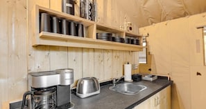 Réfrigérateur, four à micro-ondes, cafetière-théière, grille-pain