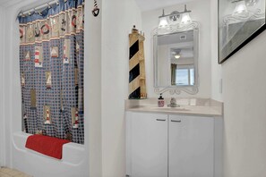Shower, hair dryer - Pelican Bay on North Topsail Beach (North Topsail Beach)