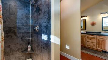 Banheira, secador de cabelo