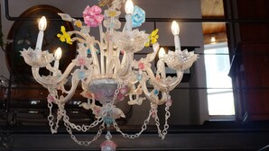 A chandelier with multiple candle-like lights and floral decorations. - La Terrazza di Vico Olivi B&B  (Ventimiglia)