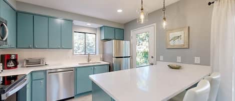 Kühlschrank, Mikrowelle, Herdplatte, Geschirrspüler