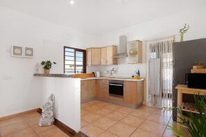 Fridge, microwave, oven, stovetop - Villa "Baobab" with Mountain View, Pool & Wi-Fi (Corralejo)