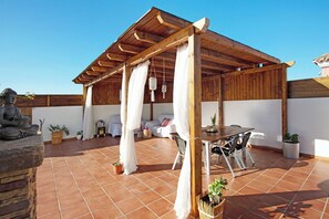 Outdoor dining - Villa "Baobab" with Mountain View, Pool & Wi-Fi (Corralejo)