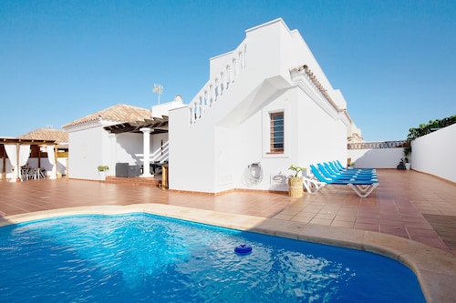 Villa "Baobab" mit Bergblick, Pool und WLAN