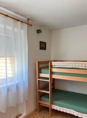 1 bedroom, iron/ironing board, WiFi (free), bed sheets