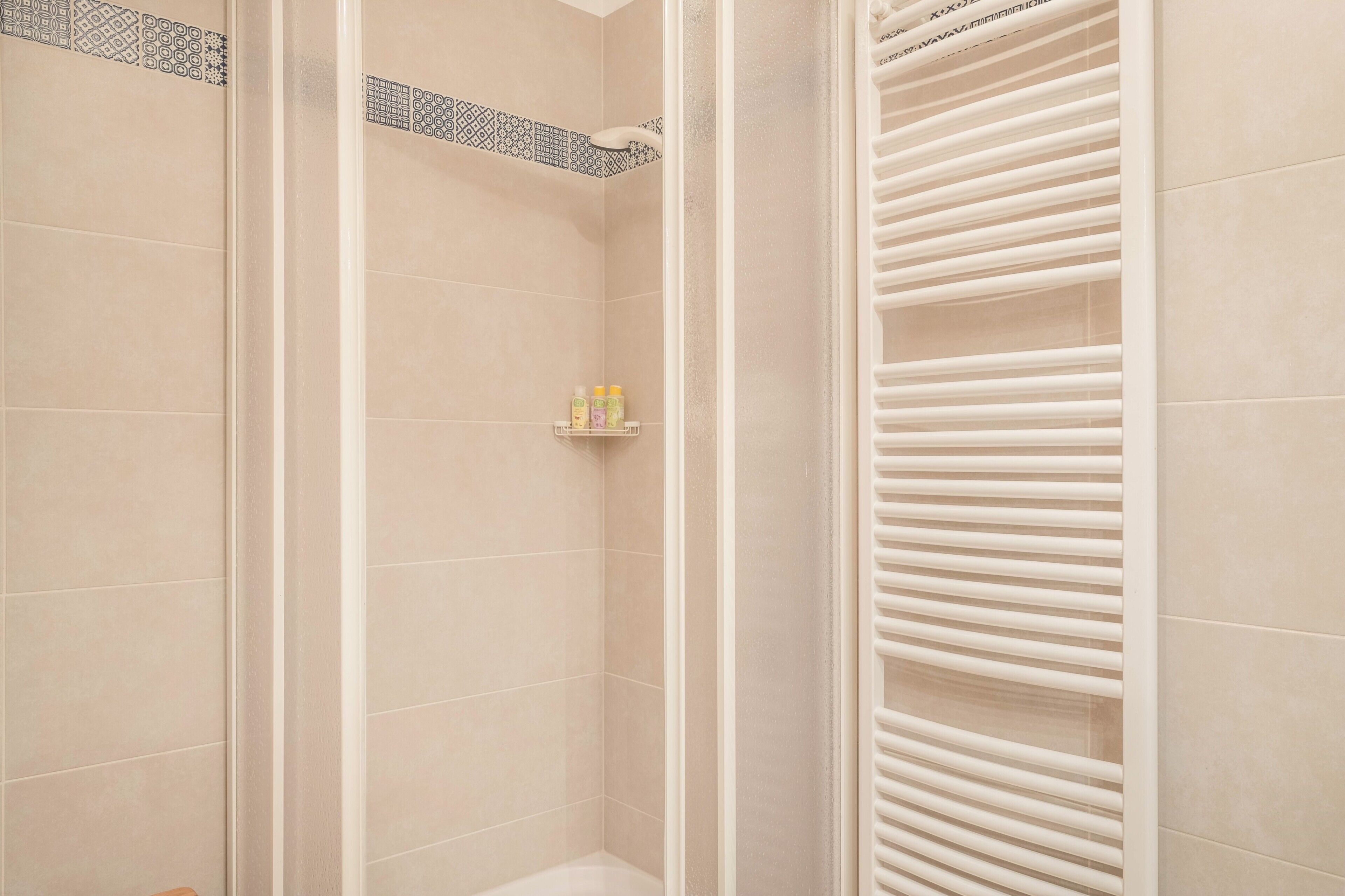 Douche, sèche-cheveux, serviettes fournies