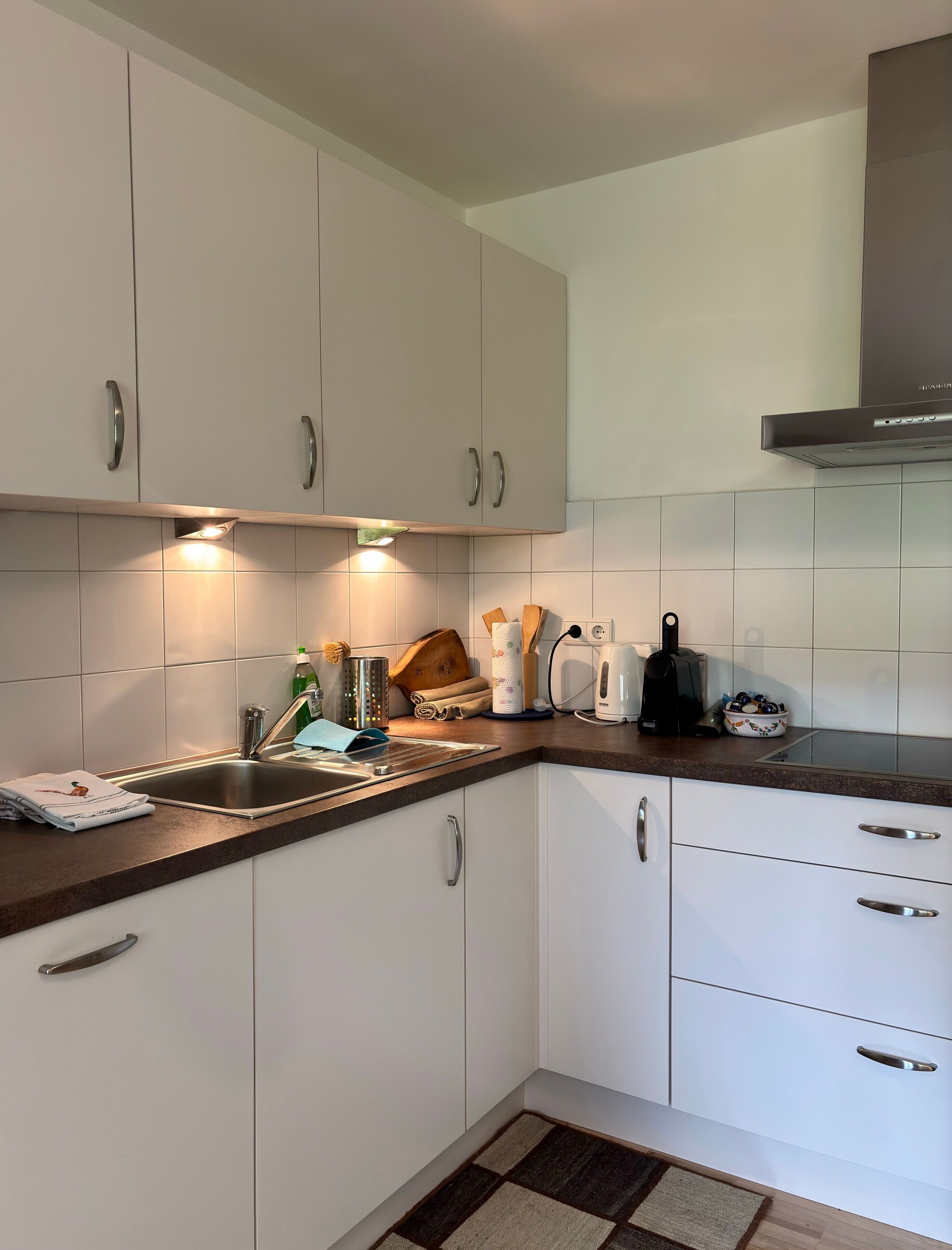 Wasserkocher mit Kaffee-/Teezubehör, Kühlschrank, Ofen, Herdplatte
