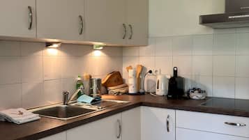 Wasserkocher mit Kaffee-/Teezubehör, Kühlschrank, Ofen, Herdplatte