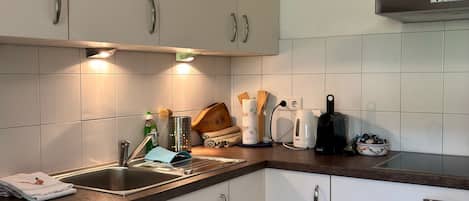 Coffee/tea maker, fridge, oven, stovetop