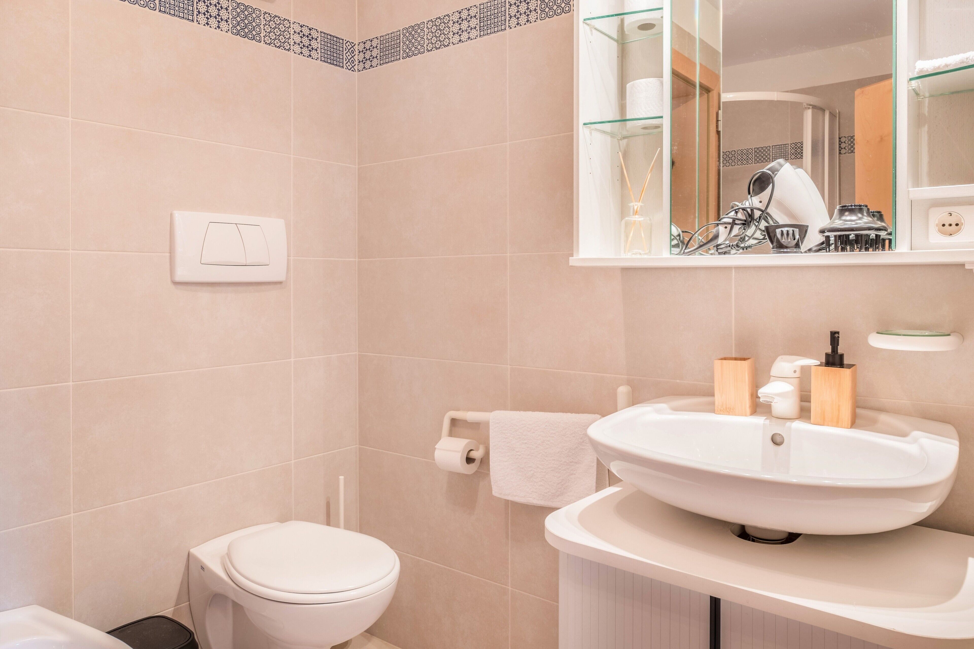 Shower, hair dryer, towels