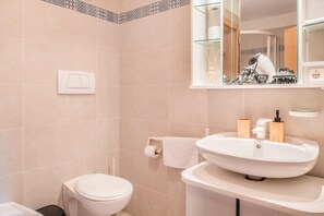 Regadera, secadora de cabello, toallas 