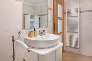 シャワー、ヘアドライヤー、タオル