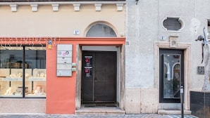 Ein Schaufenster mit Glastür und einer kleinen Markise.