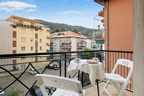 Outdoor dining - Apartment "Casa Rosso Melograno" near the sea with balconies and Wi-Fi (Alassio)