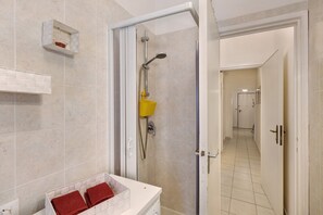 Ducha, artículos de tocador gratuitos, secador de pelo, toallas