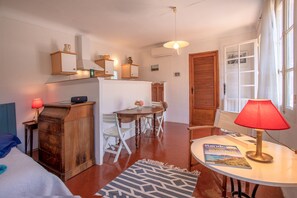 1 habitación, tabla de planchar con plancha, wifi gratis y ropa de cama 