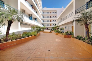 Property grounds - Apartment "Lovely one bedroom apartment" with Shared Pool, Balcony & Wi-Fi (Quarteira)
