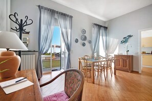 Dining - Cozy Sea View Apartment with Garden & Wi-Fi (Camogli)