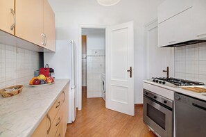 Kühlschrank, Ofen, Herdplatte, Geschirrspüler