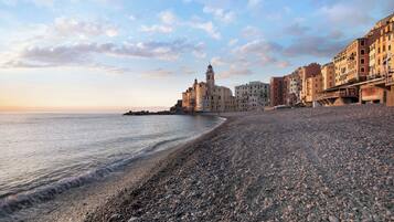 Una spiaggia nelle vicinanze