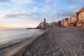 Beach nearby - Cozy Sea View Apartment with Garden & Wi-Fi (Camogli)