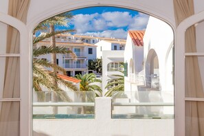 Property grounds - Apartment "White Sands 613" close to the Beach with Sea View, Pool & Wi-Fi (Mercadal)