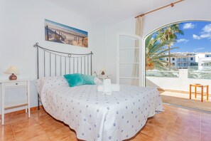3 bedrooms, iron/ironing board, free WiFi, bed sheets - Apartment "White Sands 613" close to the Beach with Sea View, Pool & Wi-Fi (Mercadal)