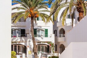 Exterior - Apartment "White Sands 613" close to the Beach with Sea View, Pool & Wi-Fi (Mercadal)