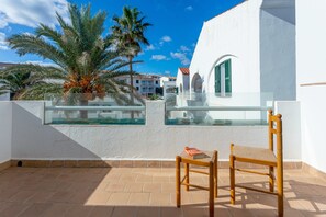 Terrace/patio - Apartment "White Sands 613" close to the Beach with Sea View, Pool & Wi-Fi (Mercadal)