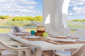 Dining - Apartment "White Sands 613" close to the Beach with Sea View, Pool & Wi-Fi (Mercadal)