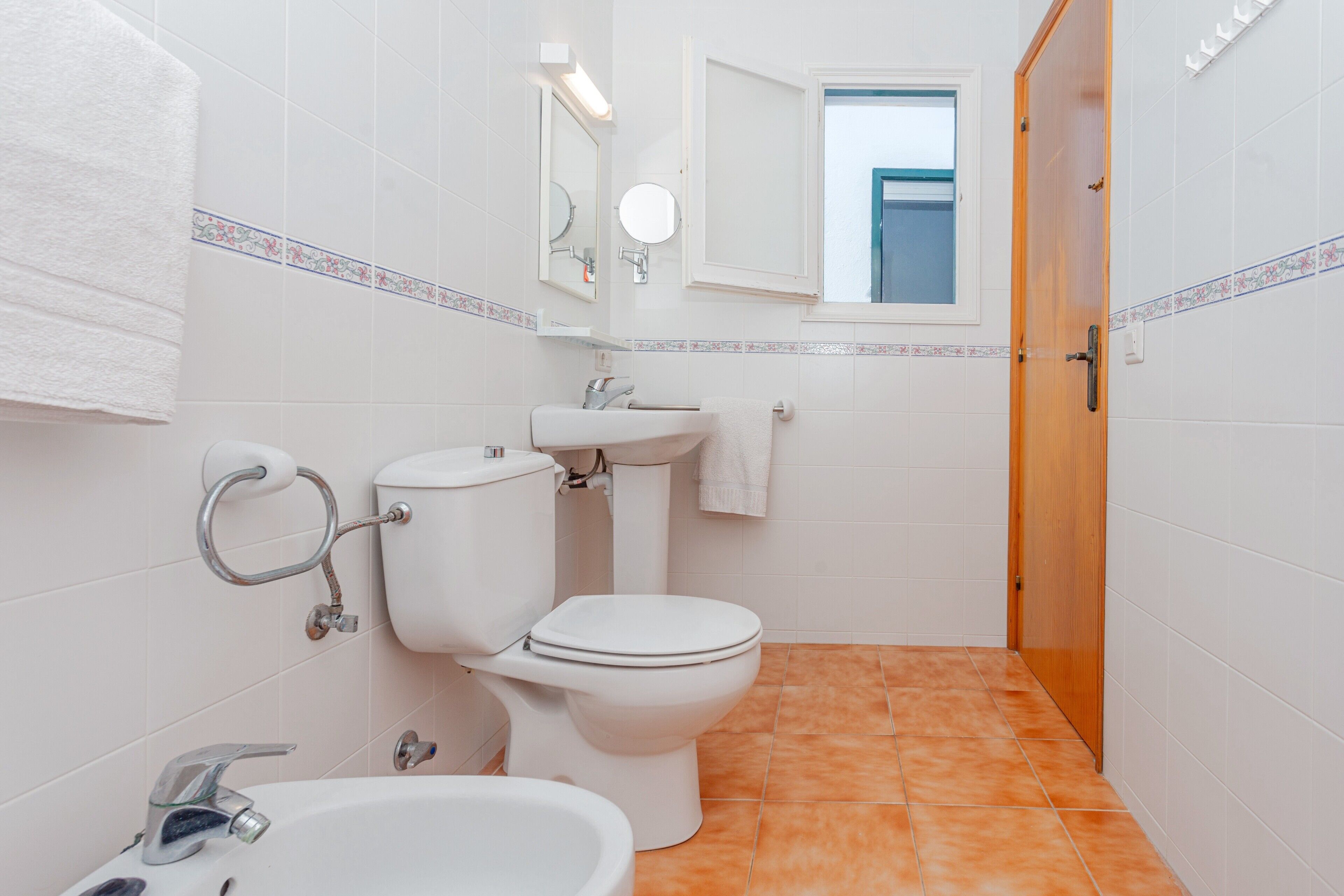 Une salle de bain comprenant des toilettes, un lavabo et un bidet.