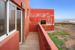Property grounds - Holiday Home "El Faro Sardina" with Sea View, Terrace & Wi-Fi (Barranquillo el Vino)