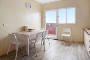 Dining - Holiday Home "El Faro Sardina" with Sea View, Terrace & Wi-Fi (Barranquillo el Vino)