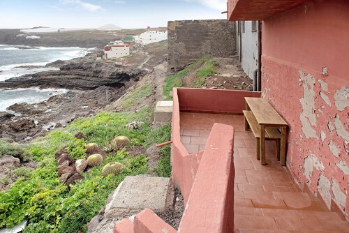 Maison de vacances "El Faro Sardina" avec vue sur la mer, terrasse et Wi-Fi.