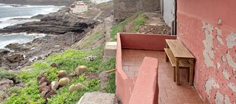 Holiday Home "El Faro Sardina" with Sea View, Terrace & Wi-Fi