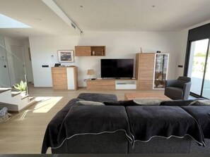 TV - Villa with pool and canal views Av-44 (Roses)