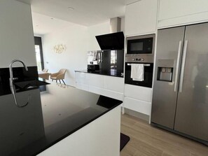 冷蔵庫、電子レンジ、オーブン、食器洗い機